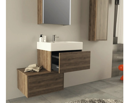 Badezimmer mit Waschbeckenunterschrank, Waschtisch und Spiegelschrank in Holzoptik