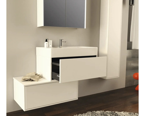 Modernes Badezimmerensemble mit Waschbeckenunterschrank, Waschbecken, Spiegelschrank und Hochschrank