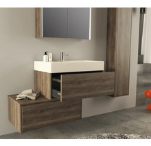 Badezimmer mit Waschtisch, Spiegel und offenem Schubladenelement