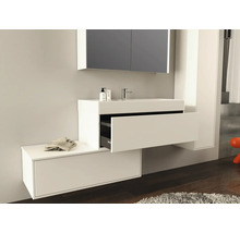 Salle de bains moderne avec lavabo, meuble sous-vasque et miroir
