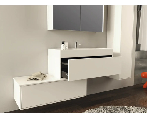 Modernes Badezimmer mit Waschbecken, Unterschrank und Spiegel