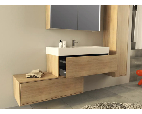 Modernes Badezimmer mit Waschbecken, Unterschrank und Spiegelschrank