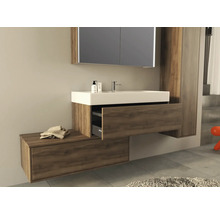 Badezimmer mit Waschbeckenunterschrank, Waschtisch und Spiegelschrank