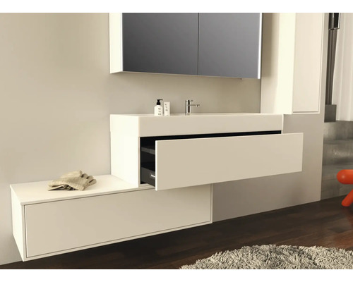 Modernes Badezimmer mit Waschtisch, Spiegel und Aufbewahrungsmöbeln für ein stilvolles Ambiente