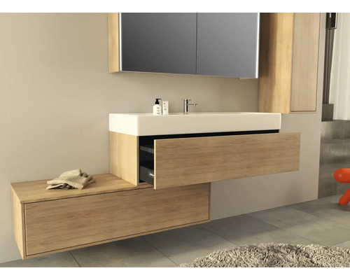 Badezimmer mit Waschtischunterschrank, Waschbecken und Spiegelschrank