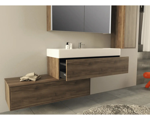 Modernes Badezimmer mit Waschtischunterschrank, Spiegel und Ablagefläche