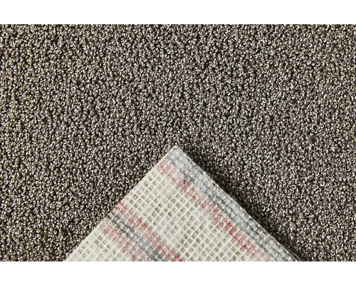 Detailansicht eines Teppichs mit Schlingenstruktur und Geweberückseite