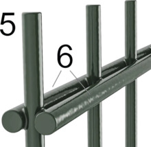 Detailansicht eines Metallzauns mit senkrechten Stäben und horizontalen Streben.