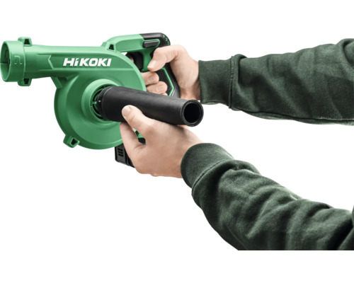 Souffleur de feuilles sans fil HiKoki avec buse dans les mains