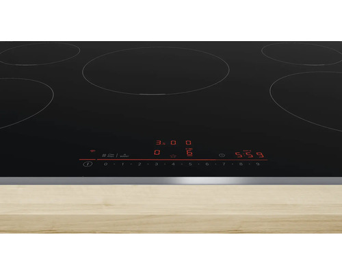 Schwarzes Kochfeld mit fünf Kochzonen und Touchscreen-Bedienfeld.