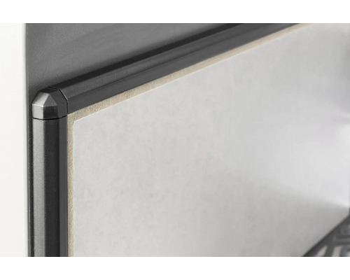 Vue détaillée d''une paroi de douche avec profilé d''encadrement