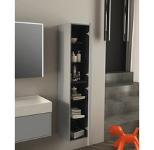 Badezimmer mit Waschbeckenunterschrank und offenem Hochschrank mit mehreren Regalen