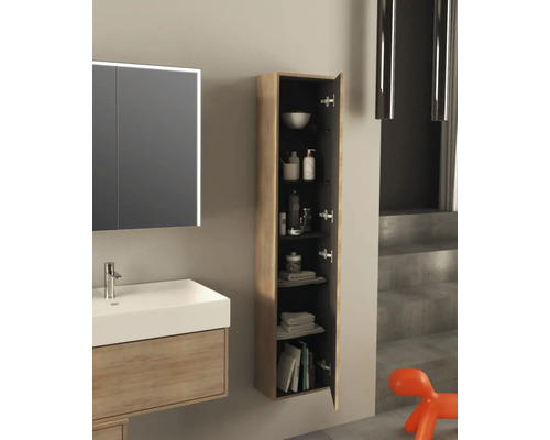 Modernes Badezimmer mit Waschbeckenunterschrank, Spiegelschrank und offenem Hängeschrank zur Aufbewahrung von Badutensilien