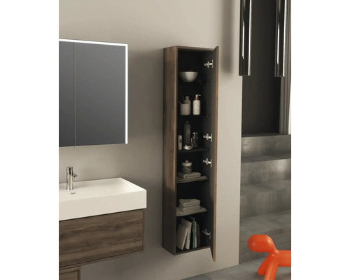 Badezimmer mit Waschbeckenunterschrank und offenem Hochschrank zur Aufbewahrung von Badartikeln