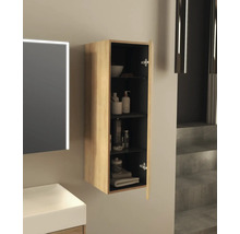 Salle de bains avec meuble suspendu en bois avec porte ouverte et divers articles de toilette