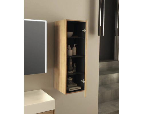 Salle de bains avec meuble suspendu en bois avec porte ouverte et divers articles de toilette