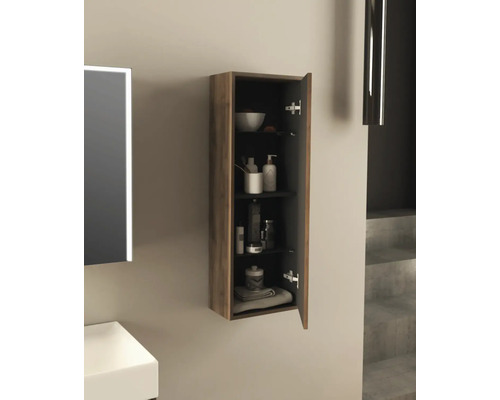 Offener Badezimmerschrank mit Holzstruktur und mehreren Ablagen zur Aufbewahrung von Badutensilien