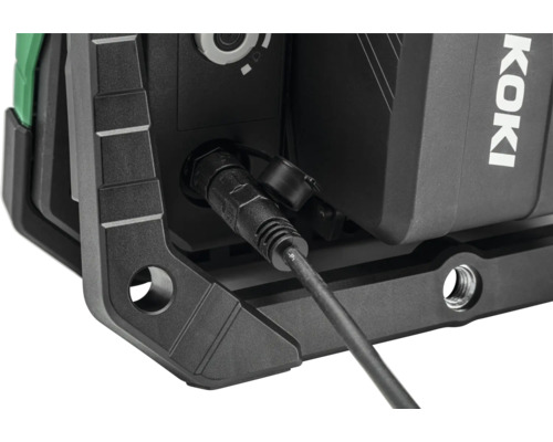 Detailansicht einer Lampe mit eingestecktem Netzkabel