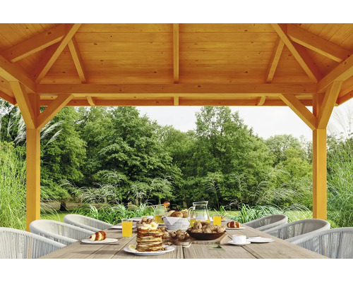 Holzpavillon mit gedecktem Tisch im Garten