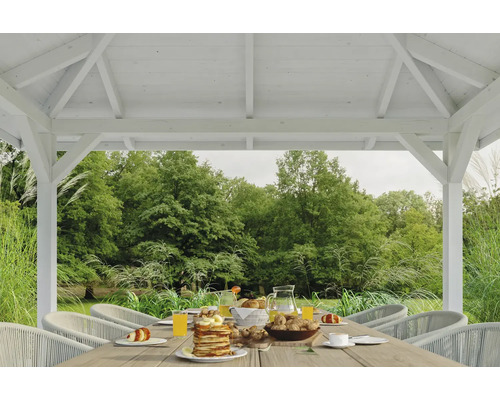 Szene im Gartenpavillon mit gedecktem Tisch und Blick ins Grüne