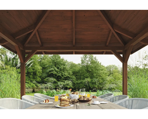 Gartenpavillon mit gedecktem Tisch und Gartenblick