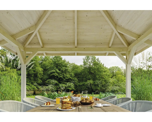 Holzpavillon mit gedecktem Tisch und Stühlen im Garten
