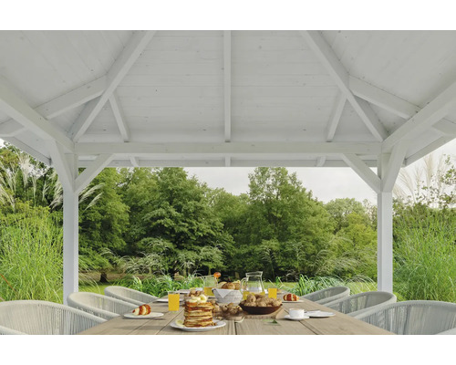 Weißer Pavillon mit gedecktem Tisch und Gartenblick