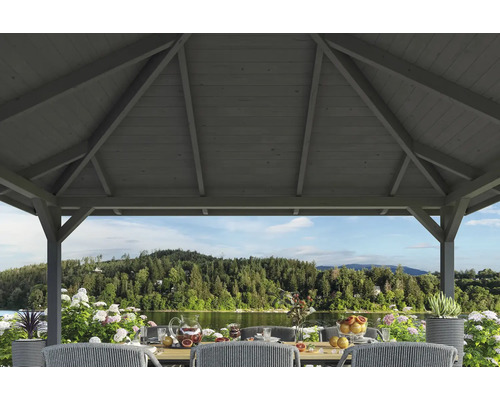 Pavillon de jardin en bois avec table dressée et vue sur un lac