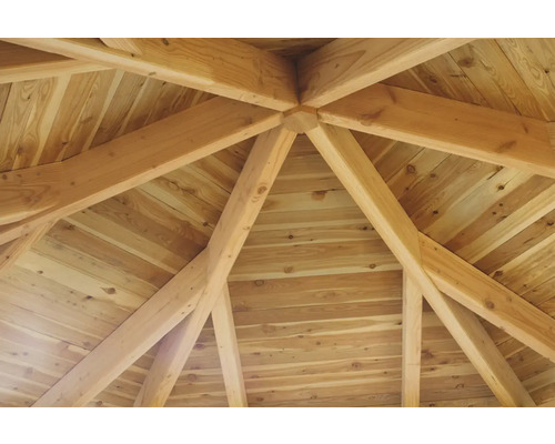 Detailaufnahme der Holzkonstruktion einer Gartenlaube oder eines Pavillons