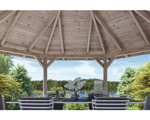 Holzpavillon mit gedecktem Tisch und Blick auf einen See