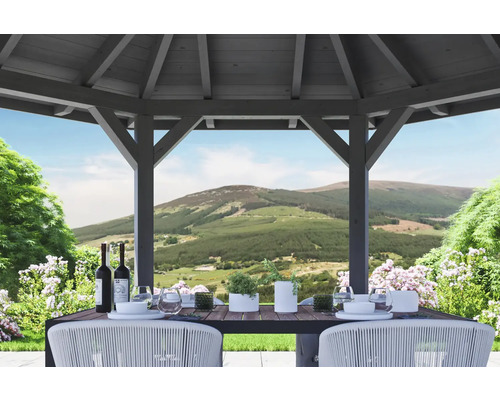 Holzpavillon mit gedecktem Tisch und Blick auf eine Hügellandschaft
