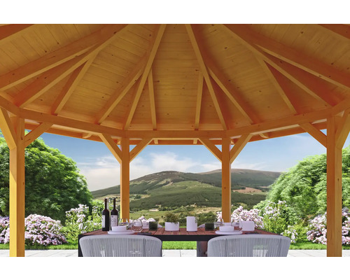 Holz Pavillon mit Tisch und Stühlen im Garten.