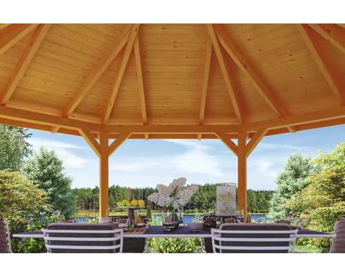 Detailansicht eines Pavillons mit Holzdach und Gartenmöbeln