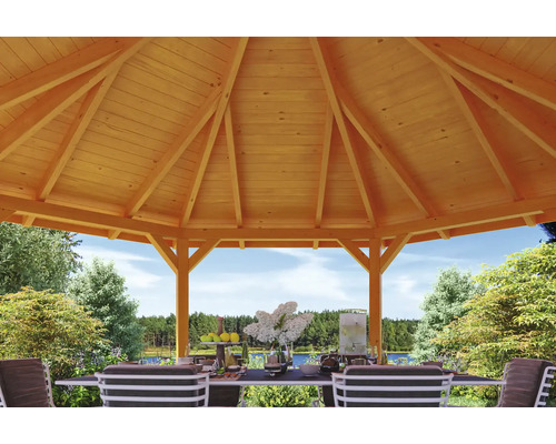 Innenansicht eines Pavillons mit Holzdach und Gartenmöbeln