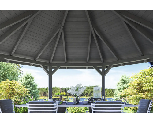 Vue détaillée d''un pavillon avec table à manger et chaises dans le jardin