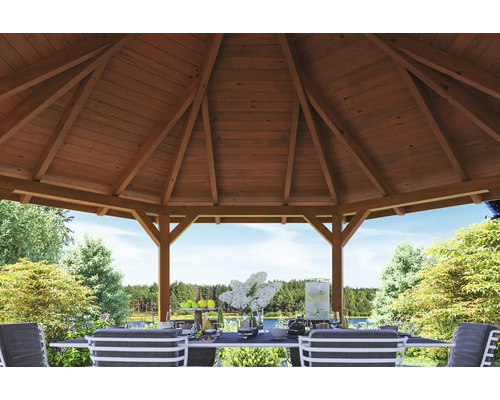 Innenansicht eines Holzpavillons mit Gartenmöbeln