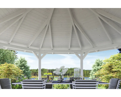 Vue intérieure d''un pavillon de jardin en bois blanc avec mobilier de jardin
