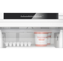 Intérieur d''un congélateur avec bac à glaçons et glace