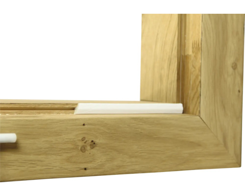Vue détaillée d''une fenêtre en bois avec profilé d''étanchéité
