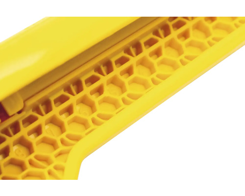 Vue détaillée d''un outil jaune avec une structure en nid d''abeille.
