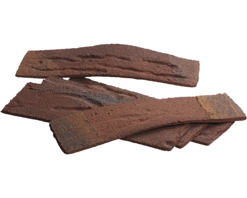 Plusieurs briques brunes avec une surface inégale empilées.