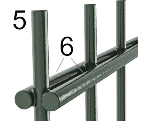 Detailansicht eines Metallzauns mit Pfosten und Querstreben, Teilemarkierung