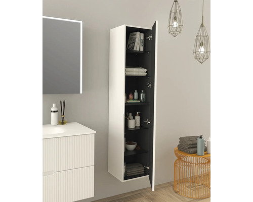 Salle de bains avec lavabo, miroir éclairé et armoire suspendue ouverte pour ranger les accessoires de salle de bains.