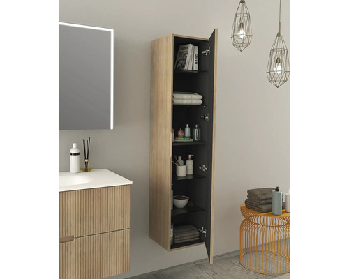 Salle de bains avec meuble sous-lavabo, armoire de toilette et armoire suspendue ouverte