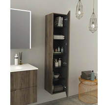 Badezimmer mit Waschtisch, Spiegelschrank und offenem Hochschrank zur Aufbewahrung