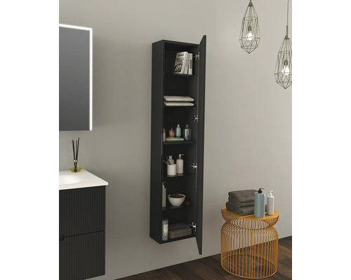 Vue de salle de bains avec meuble-lavabo, armoire de toilette et armoire suspendue ouverte avec étagères