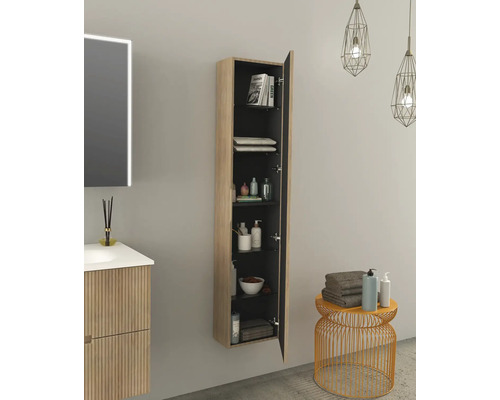 Salle de bains avec lavabo, armoire de toilette et armoire haute ouverte avec étagères