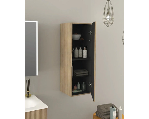 Scène de salle de bains avec un meuble haut ouvert avec des étagères pour ranger les articles de toilette.