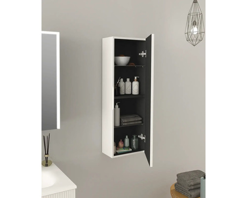 Offener Badezimmerschrank mit mehreren Regalen zur Aufbewahrung von Badartikeln