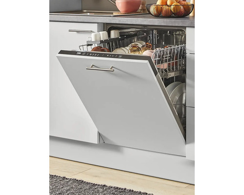 Lave-vaisselle encastrable avec porte ouverte dans une cuisine moderne